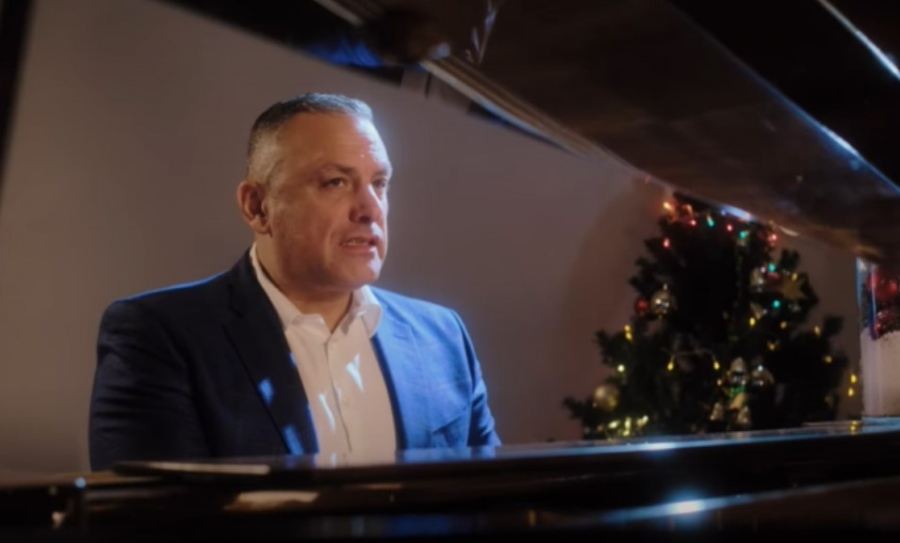 Юксел Кадриев запя Коледна песен като Франк Синатра (ВИДЕО)